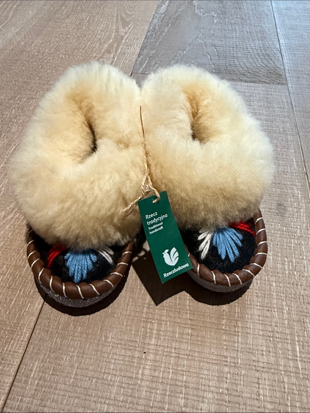 Rzecz Tradycyjna Kids Sheepskin Slippers - Cream with Embroidered Accent